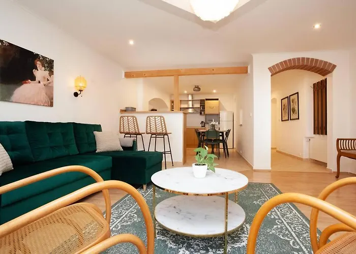Emerald Apartment