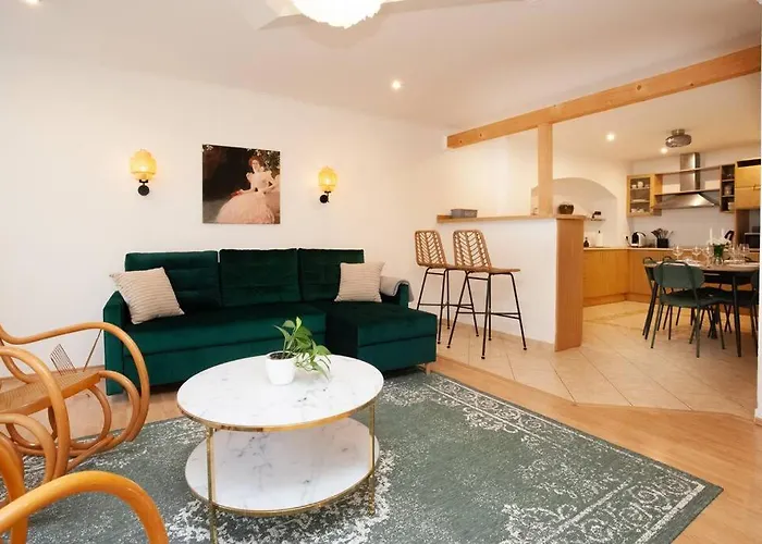 Emerald Apartment